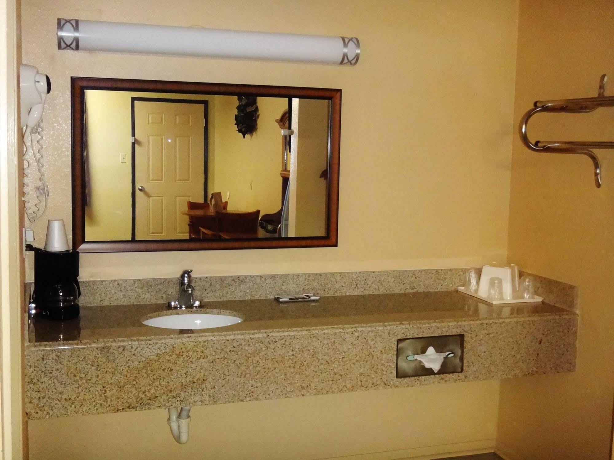 Freer Executive Inn And Studios Esterno foto
